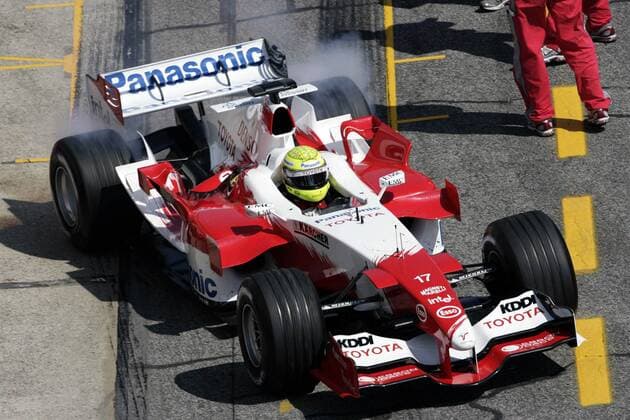 Ralf Schumacher (Deutschland Toyota) gibt in der Boxengasse Gas Motorsport Herren Großer Preis von San Marino 2005, Formel 1 Weltmeisterschaft, F1, F, GP, WM, Freies Training Einzelbild Imola Dynamik,