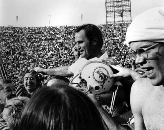 Headcoach Don Shula (Miami Dolphins, Mitte) wird während der Meisterfeier von seinen Spielern getragen - (Icon8002593) American Football Herren NFL Super Bowl 1972 1973, Superbowl, Finale, Endspiel Gruppe Los Angeles, LA, L A Freude, EDITORIAL USE ONLY