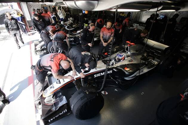 Box von McLaren Mercedes: Heizdecken am Boliden von Kimi Räikkönen (Finnland, vorn), hi. nehmen die Mechaniker auch am Rennwagen von Testfahrer Pedro de la Rosa (Spanien) letzte Feinabstimmungen vor Motorsport Herren Großer Preis von San Marino 2005, Formel 1 Weltmeisterschaft, F1, F, GP, WM, Freies Training Gruppe Imola