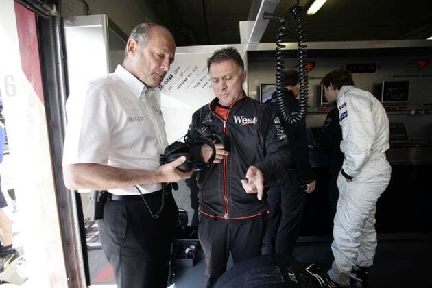 Teamchef Ron Dennis (England, li.) hört sich die Sorgen von Teammanager Dave Ryan (Neuseeland beide McLaren Mercedes) an Motorsport Herren Großer Preis von San Marino 2005, Formel 1 Weltmeisterschaft, F1, F, GP, WM, Freies Training Gruppe Imola