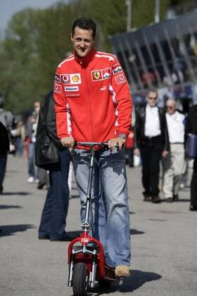 Michael Schumacher (Deutschland Ferrari) auf einem Scooter Motorsport Herren Großer Preis von San Marino 2005, Formel 1 Weltmeisterschaft, F1, F, GP, WM, Freies Training Einzelbild Imola
