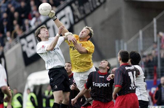 Torwart Markus Pröll (Frankfurt) faustet den Ball vor Igor Budisa (Trier) weg Fußball 2. BL Herren Saison 2004 2005, Eintracht Frankfurt - Eintracht Trier 2:0 Gruppe Frankfurt M. Dynamik, Kampf,