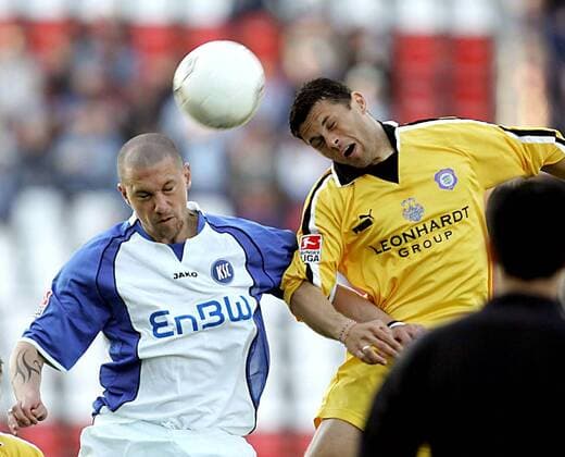 Sean Dundee (Karlsruhe, li.) gegen Tzvetomir Tchipev (Aue) Fußball 2. BL Herren Saison 2004 2005, Karlsruher SC - FC Erzgebirge Aue 0:1, KSC Gruppe Karlsruhe Kampf, Dynamik,