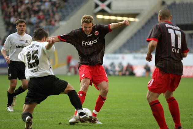 Alexander Meier (Frankfurt, Mitte) gegen Sebastian Pelzer (Trier, li.); Cha (Frankfurt) schaut zu Fußball 2. BL Herren Saison 2004 2005, Eintracht Frankfurt - Eintracht Trier 2:0 Gruppe Frankfurt M. Dynamik,