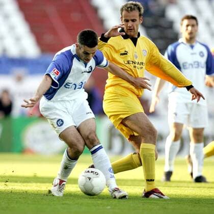 Danny Schwarz (Karlsruhe, li.) gegen Frank Berger (Aue) Fußball 2. BL Herren Saison 2004 2005, Karlsruher SC - FC Erzgebirge Aue 0:1, KSC Gruppe Karlsruhe