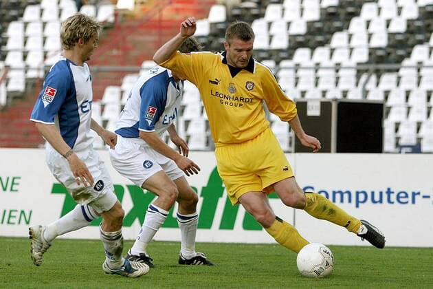 Andrzej Juskowiak (Aue, re.) gegen Bradley Carnell (li.) und Rothenbach (beide Karlsruhe) Fußball 2. BL Herren Saison 2004 2005, Karlsruher SC - FC Erzgebirge Aue 0:1, KSC Gruppe Karlsruhe Dynamik,