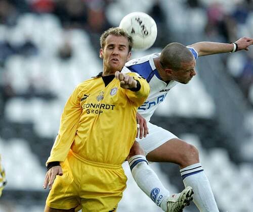 Frank Berger (Aue, li.) gegen Sean Dundee (Karlsruhe) Fußball 2. BL Herren Saison 2004 2005, Karlsruher SC - FC Erzgebirge Aue 0:1, KSC Gruppe Karlsruhe Dynamik, Kampf,
