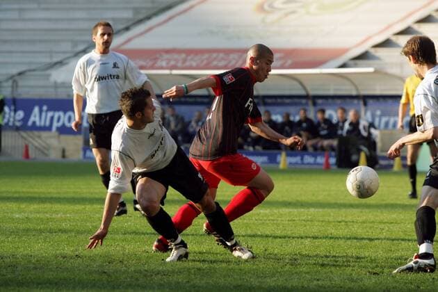 Du Ri Cha (Frankfurt, 2.v.re.) gegen Sebastian Pelzer (Trier, 2.v.li.) Fußball 2. BL Herren Saison 2004 2005, Eintracht Frankfurt - Eintracht Trier 2:0 Gruppe Frankfurt M. Dynamik,