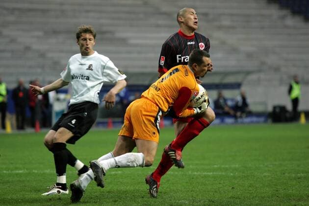 Torwart Daniel Ischdonat (Trier) fängt den Ball und fällt dabei in Du Ri Cha (Frankfurt) hinein Fußball 2. BL Herren Saison 2004 2005, Eintracht Frankfurt - Eintracht Trier 2:0 Gruppe Frankfurt M. Dynamik, Kampf,