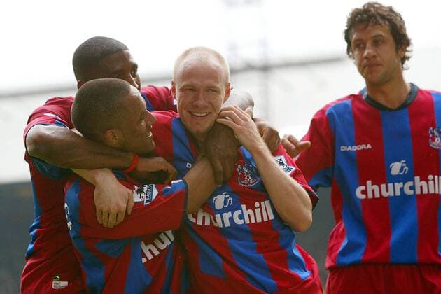 Andrew Johnson (Mitte) jubelt mit Wayne Routledge (2.v.li.) und Fitz Hall (li., alle Crystal Palace) -  Fußball Herren English Premier League 2004 2005, 1. Englische Liga, Crystal Palace Gruppe London Freude,