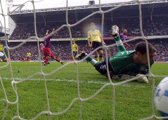 Torwart Jerzy Dudek (Liverpool) kann das Tor zum 1:0 von Andrew Johnson (Crystal Palace) nicht verhindern -  Fußball Herren English Premier League 2004 2005, 1. Englische Liga, Crystal Palace - FC Liverpool 1:0 Totale London