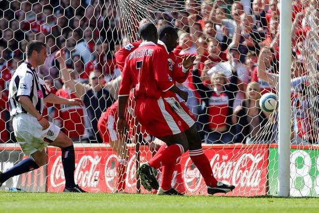 Jimmy Floyd Hasselbaink (re.) trifft zum 2:0, daneben George Boateng (beide Middlesbrough) und der enttäuschte Paul Robinson (West Brom) -  Fußball Herren English Premier League 2004 2005, 1. Englische Liga, FC Middlesbrough - West Bromwich Albion 4:0 Gruppe Middlesbrough Dynamik,