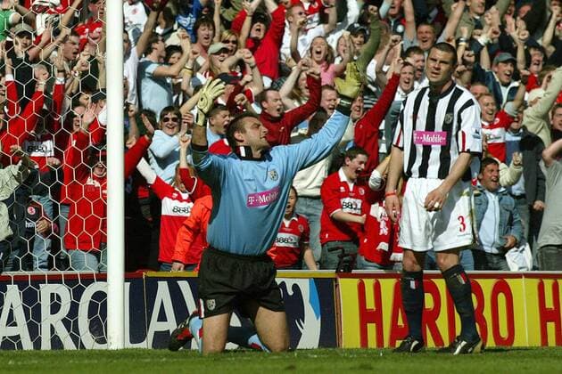 Torwart Russell Hoult (li.) und Paul Robinson (beide West Brom) enttäuscht, während im Hintergrund die Fans von Middlesbrough jubeln -  Fußball Herren English Premier League 2004 2005, 1. Englische Liga, FC Middlesbrough - West Bromwich Albion 4:0 Totale Middlesbrough Enttäuschung,