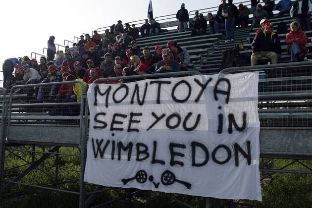 Montoya - see you in Wimbledon: die Fans machen sich über Juan Pablo Montoya (Kolumbien McLaren Mercedes) nach seinem angeblichen Tennisunfall und seinem verletzungsbedingten Fehlen bei den Rennen in Sakhir und Imola lustig Motorsport Grand Prix Herren Großer Preis von San Marino 2005, Formel 1 Weltmeisterschaft, F1, F, GP, WM Imola Komik,