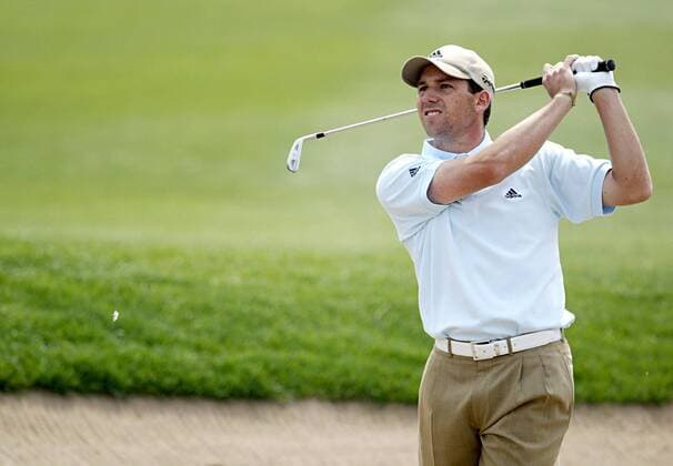 Sergio Garcia (Spanien) schaut skeptisch seinem Schlag hinterher -  Golf Herren Johnnie Walker Classic 2005, Classics, PGA European Tour, Golfen, Vdig, Einzelbild IMCp04603709 Peking Beijing Skepsis,