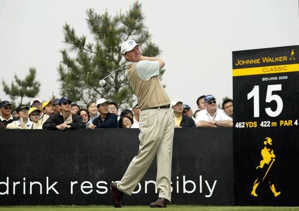 Ernie Els (Südafrika) schaut seinem Abschlag hinterher -  Golf Herren Johnnie Walker Classic 2005, Classics, PGA European Tour, Golfen, Vdig, Totale IMCp04603718 Peking Beijing