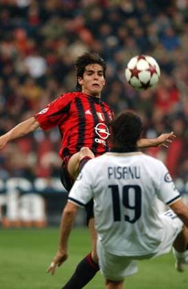 Kaka (Milan) im Zweikampf Fußball Herren Serie A 2004 2005, 1. Italienische Liga, AC Mailand - Parma FC 3:0, Vdig Gruppe Mailand Dynamik,