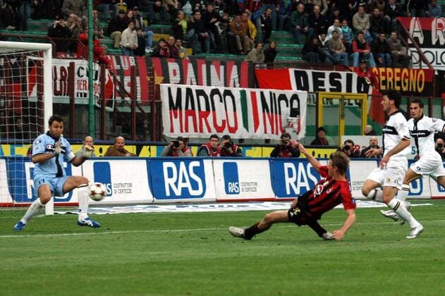 Jon Dahl Tomasson (Milan, 3.v.re.) überwindet Torwart Sebastien Frey (Parma) und trifft zum 2:0 Fußball Herren Serie A 2004 2005, 1. Italienische Liga, AC Mailand - Parma FC 3:0, Vdig Gruppe Mailand Dynamik,