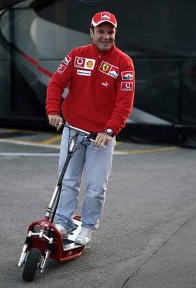 Scooter fahren macht Spaß - Rubens Barrichello (Brasilien Ferrari) unterwegs im Fahrerlager Motorsport Grand Prix Herren Großer Preis von San Marino 2005, Formel 1 Weltmeisterschaft, F1, F, GP, WM Einzelbild Imola Freude