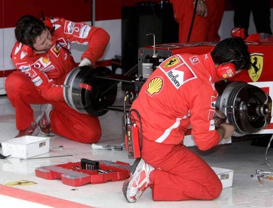 Die Mechaniker von Ferrari bei der Arbeit an den Bremsen eines Boliden Motorsport Grand Prix Herren Großer Preis von San Marino 2005, Formel 1 Weltmeisterschaft, F1, F, GP, WM Gruppe Imola