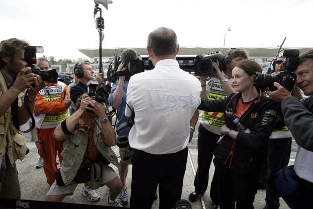Teamchef Ron Dennis (England McLaren Mercedes) beim Interview umlagert von Kameras Motorsport Grand Prix Herren Großer Preis von San Marino 2005, Formel 1 Weltmeisterschaft, F1, F, GP, WM Gruppe Medieninteresse Imola