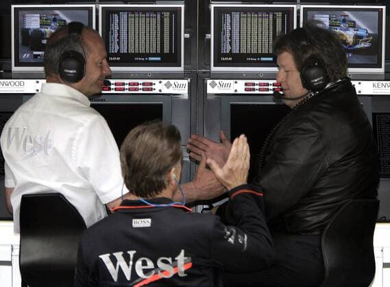 Teamchef Ron Dennis (England, li.) und Motorsportchef Norbert Haug (Deutschland McLaren Mercedes) freuen sich am Leitstand Motorsport Grand Prix Herren Großer Preis von San Marino 2005, Formel 1 Weltmeisterschaft, F1, F, GP, WM Gruppe Imola Freude,