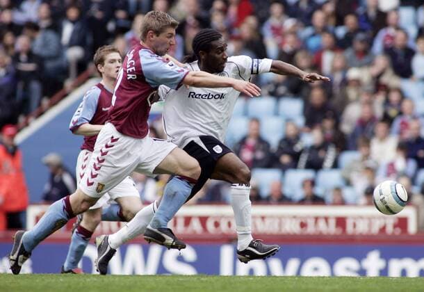 Thomas Hitzlsperger (Aston Villa, li.) gegen Augustine Okocha (Bolton) - EDITORIAL USE ONLY. No use with unauthorised audio, video, data, fixture lists, club league logos or live services. Online in-match use limited to 120 images, no video emulation. No use in betting, games or single club league player publications. Fußball Herren English Premier League 2004 2005, 1. Englische Liga, Aston Villa - Bolton Wanderers 1:1 Gruppe Birmingham Dynamik, Kampf,