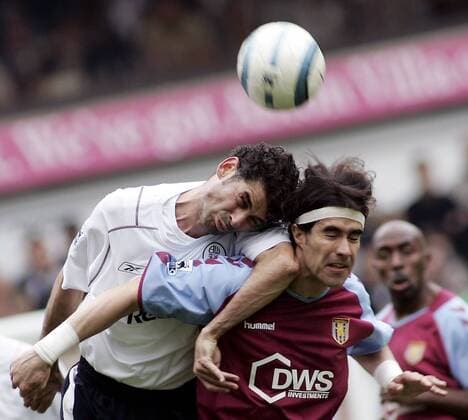 Juan Pablo Angel (Aston Villa, re.) gegen Fernando Hierro (Bolton) - EDITORIAL USE ONLY. No use with unauthorised audio, video, data, fixture lists, club league logos or live services. Online in-match use limited to 120 images, no video emulation. No use in betting, games or single club league player publications. Fußball Herren English Premier League 2004 2005, 1. Englische Liga, Aston Villa - Bolton Wanderers 1:1 Gruppe Birmingham Kampf, Dynamik,