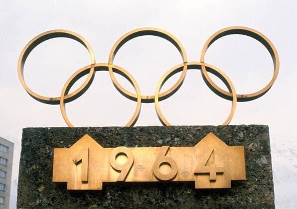 Olympia, Historie, Olympische Winterspiele 1964 in Innsbruck Innsbruck, Ausrichter der olympischen Winterspiele 1964, hat die Olympiaringe samt Jahreszahl auf einem Gedenkstein verewigt Alpiner Skilauf OS Winter Herren Olympische Winterspiele 1964, Olympia, Olympiade, Spiele, Vdia Einzelbild Innsbruck