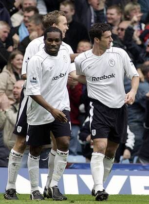Torjubel Bolton: Gary Speed (re.), Augustine Okocha (li.) und dahinter Kevin Davies - EDITORIAL USE ONLY. No use with unauthorised audio, video, data, fixture lists, club league logos or live services. Online in-match use limited to 120 images, no video emulation. No use in betting, games or single club league player publications. Fußball Herren English Premier League 2004 2005, 1. Englische Liga, Bolton Wanderers Gruppe Birmingham Freude,