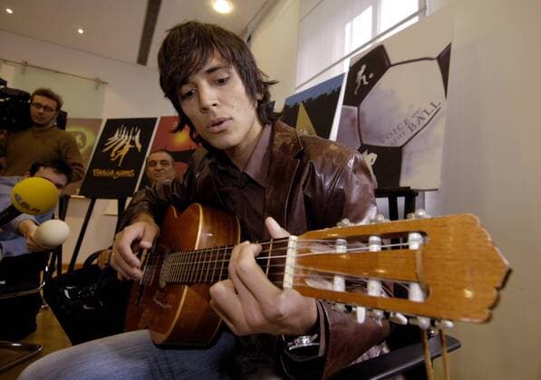 Roque Santa Cruz (Bayern) gibt während der Pressekonferenz ein Ständchen auf der Gitarre Fußball 1. BL Herren Saison 2003 2004, FC Bayern München, Vdig, Einzelbild München