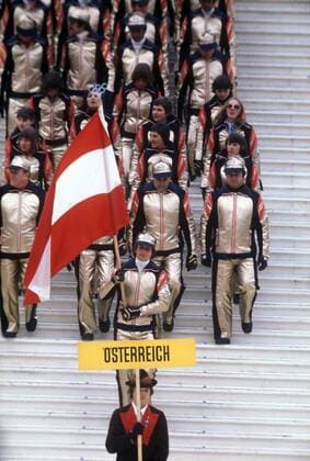 Einmarsch der österreichischen Olympiamannschaft mit Fahnenträger Franz Klammer während der Eröffnungsfeier von Innsbruck Alpiner Skilauf OS Winter Herren Olympische Winterspiele 1976, Olympia, Olympiade, Spiele, Nordischer Skisport, Ski Nordisch, Vdia Totale Schriftzug, Schild, Schilder Innsbruck