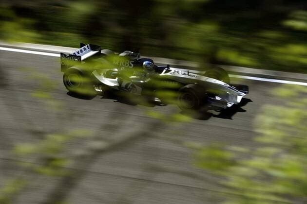 Im Blätterwald: Nick Heidfeld (Deutschland BMW Williams) in seinem Boliden Motorsport Grand Prix Herren Großer Preis von San Marino 2005, Formel 1 Weltmeisterschaft, F1, F, GP, WM, Qualifying Einzelbild Imola Dynamik,