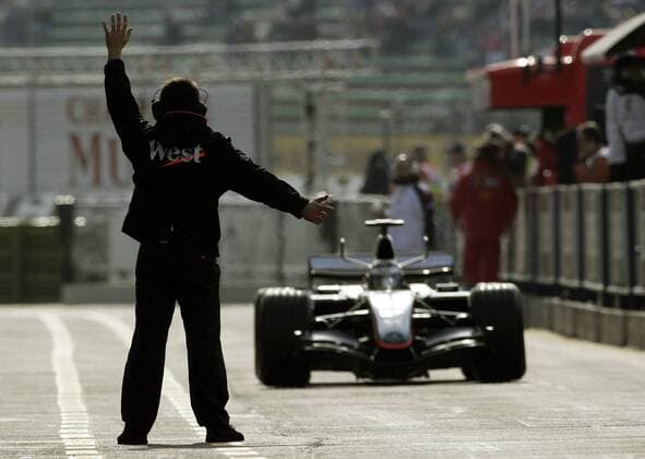 Alexander Wurz (Österreich McLaren Mercedes) wird mit seinem Boliden von der Boxengasse zurück in die Box gewunken Motorsport Grand Prix Herren Großer Preis von San Marino 2005, Formel 1 Weltmeisterschaft, F1, F, GP, WM, Qualifying Totale Imola