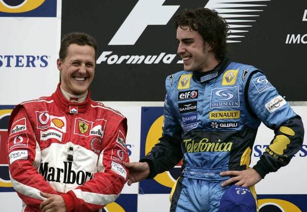 Siegerehrung nach dem GP von San Marino in Imola 2005: Sieger Fernando Alonso (Spanien Renault, re.) und Michael Schumacher (Deutschland Ferrari) sichtlich zufrieden mit Rang Zwei Motorsport Grand Prix Herren Großer Preis von San Marino 2005, Formel 1 Weltmeisterschaft, F1, F, GP, WM Gruppe Imola Begeisterung, Freude,