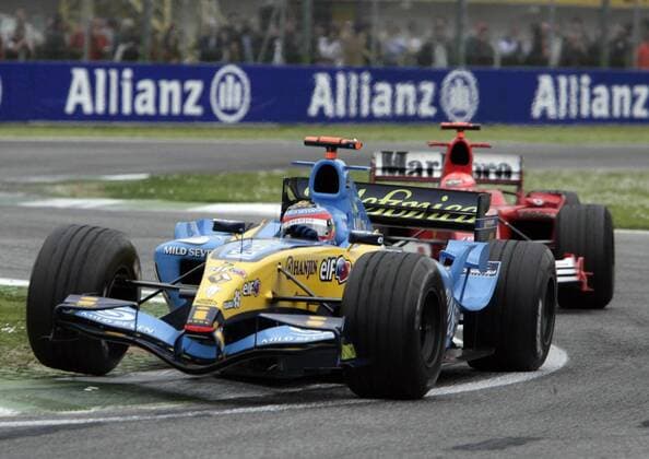 Fernando Alonso (Spanien Renault) dicht gefolgt von Michael Schumacher (Deutschland Ferrari) Motorsport Grand Prix Herren Großer Preis von San Marino 2005, Formel 1 Weltmeisterschaft, F1, F, GP, WM Gruppe Imola Kampf Spannung