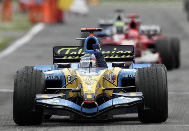 Sieger Fernando Alonso (Spanien Renault) jubelt in seinem Boliden Motorsport Grand Prix Herren Großer Preis von San Marino 2005, Formel 1 Weltmeisterschaft, F1, F, GP, WM Einzelbild Imola Begeisterung, Freude,