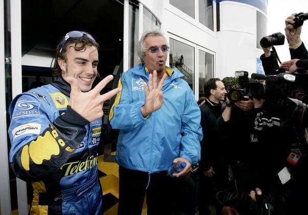 Teamchef Flavio Briatore (Italien, re.) freut sich über vier Siege in den ersten vier Rennen - Sieger Fernando Alonso (Spanien beide Renault) hat davon allein drei errungen Motorsport Grand Prix Herren Großer Preis von San Marino 2005, Formel 1 Weltmeisterschaft, F1, F, GP, WM Gruppe Imola Freude,