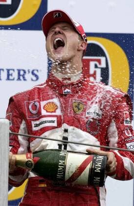 Michael Schumacher (Deutschland Ferrari) - Sektdusche Motorsport Grand Prix Herren Großer Preis von San Marino 2005, Formel 1 Weltmeisterschaft, F1, F, GP, WM Einzelbild Imola Begeisterung, Freude,