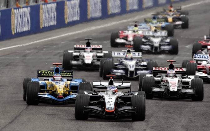 Start zum GP von San Marino in Imola 2005: Kimi Räikkönen (Finnland McLaren Mercedes), vor Fernando Alonso (Spanien Renault) und Jenson Button (England BAR Honda) Motorsport Grand Prix Herren Großer Preis von San Marino 2005, Formel 1 Weltmeisterschaft, F1, F, GP, WM Totale Imola