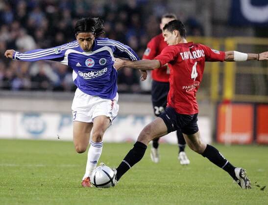 Salim Arrache (li., Strasbourg) gegen Efstathios Tavlaridis (Lille) Fußball Herren Ligue Une 2004 2005, 1. Französische Liga, Racing Strasbourg - OSC Lille 1:2, Vdig Gruppe Strasbourg Dynamik,