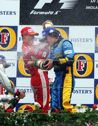 Sieger Fernando Alonso (Spanien Renault, re.) und der Zweitplatzierte Michael Schumacher (Deutschland Ferrari) bei der obligatorischen Sektdusche Motorsport Grand Prix Herren Großer Preis von San Marino 2005, Formel 1 Weltmeisterschaft, F1, F, GP, WM Gruppe Imola Freude, Begeisterung,