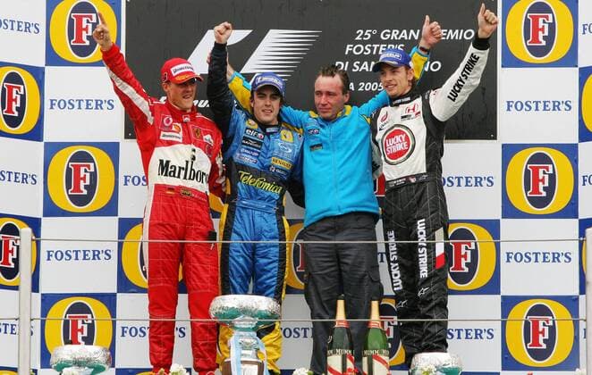 Siegerehrung nach dem GP von San Marino in Imola 2005, v.li.: Michael Schumacher (Deutschland Ferrari), Sieger Fernando Alonso (Spanien Renault), ein Renault-Crewmitglied und Jenson Button (England BAR Honda) Motorsport Grand Prix Herren Großer Preis von San Marino 2005, Formel 1 Weltmeisterschaft, F1, F, GP, WM Gruppe Imola Begeisterung, Freude,