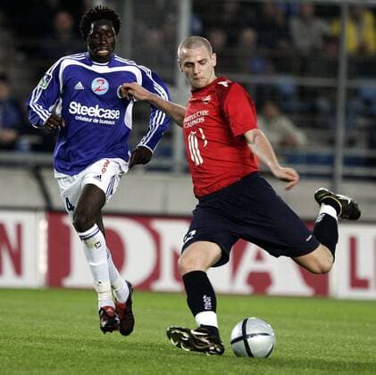 Mathieu Bodmer (re., Lille) gegen Sidi Yaya Keita (Strasbourg) Fußball Herren Ligue Une 2004 2005, 1. Französische Liga, Racing Strasbourg - OSC Lille 1:2, Vdig Gruppe Strasbourg Dynamik,