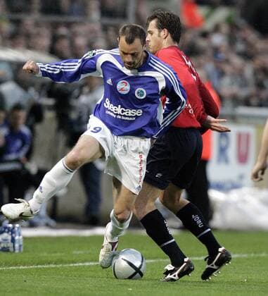 Mickael Pagis (li., Strasbourg) gegen Rafael Schmitz (Lille) Fußball Herren Ligue Une 2004 2005, 1. Französische Liga, Racing Strasbourg - OSC Lille 1:2, Vdig Gruppe Strasbourg Dynamik,