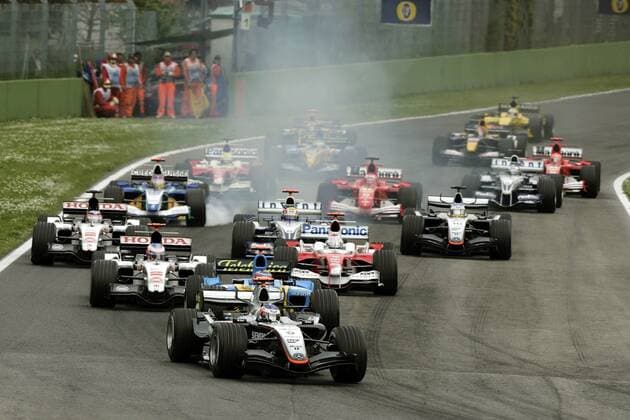 Kimi Räikkönen (Finnland McLaren Mercedes) führt das Feld nach dem Start an Motorsport Grand Prix Herren Großer Preis von San Marino 2005, Formel 1 Weltmeisterschaft, F1, F, GP, WM, Vdig Totale Imola