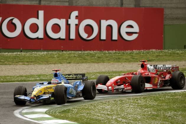 Fernando Alonso (li., Spanien Renault) dicht gefolgt von Michael Schumacher (Deutschland Ferrari) Motorsport Grand Prix Herren Großer Preis von San Marino 2005, Formel 1 Weltmeisterschaft, F1, F, GP, WM, Vdig Gruppe Imola