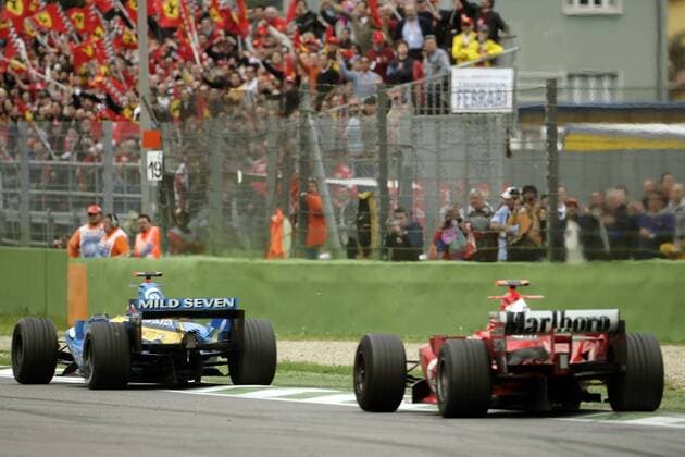 Fernando Alonso (li., Spanien Renault) dicht gefolgt von Michael Schumacher (Deutschland Ferrari) Motorsport Grand Prix Herren Großer Preis von San Marino 2005, Formel 1 Weltmeisterschaft, F1, F, GP, WM, Vdig Gruppe Imola