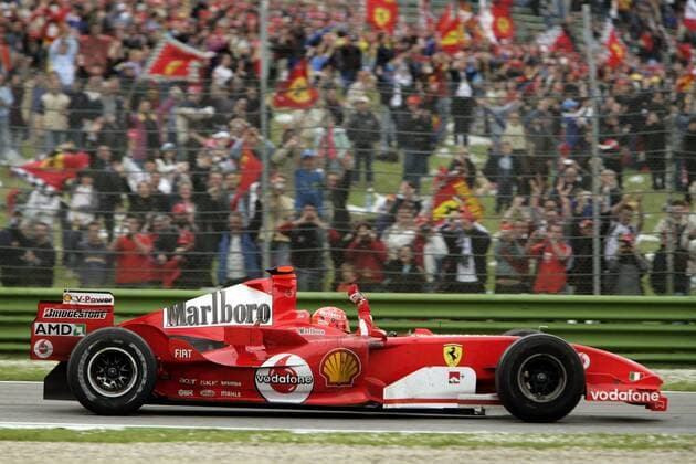 Michael Schumacher (Deutschland Ferrari) jubelt in seinem Boliden mit den Fans Motorsport Grand Prix Herren Großer Preis von San Marino 2005, Formel 1 Weltmeisterschaft, F1, F, GP, WM, Vdig Einzelbild Imola Freude,