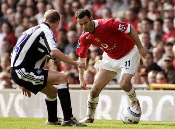 Ryan Giggs (re., Manchester United) gegen Peter Ramage (Newcastle) - EDITORIAL USE ONLY. No use with unauthorised audio, video, data, fixture lists, club league logos or live services. Online in-match use limited to 120 images, no video emulation. No use in betting, games or single club league player publications. Fußball Herren English Premier League 2004 2005, 1. Englische Liga, Manchester United - Newcastle United 2:1, ManU Gruppe Manchester Dynamik,